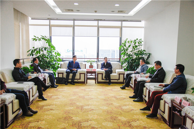 医生掀开奶罩边躁边狠狠躁视频