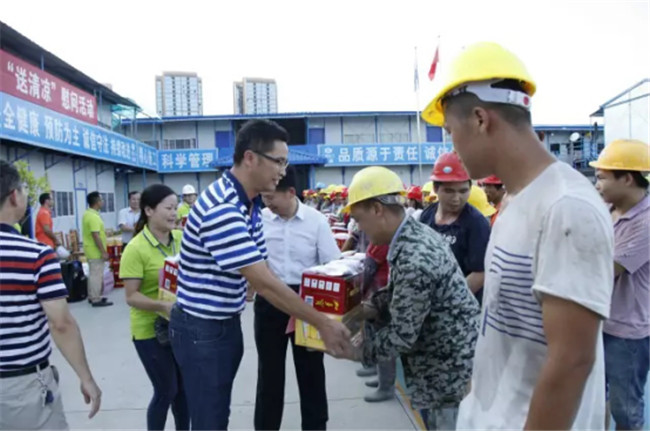 医生掀开奶罩边躁边狠狠躁视频