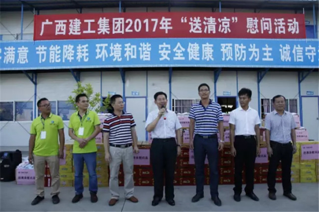 医生掀开奶罩边躁边狠狠躁视频