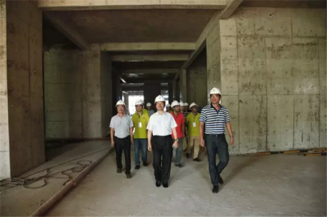 医生掀开奶罩边躁边狠狠躁视频