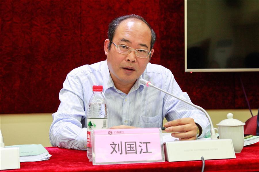 医生掀开奶罩边躁边狠狠躁视频