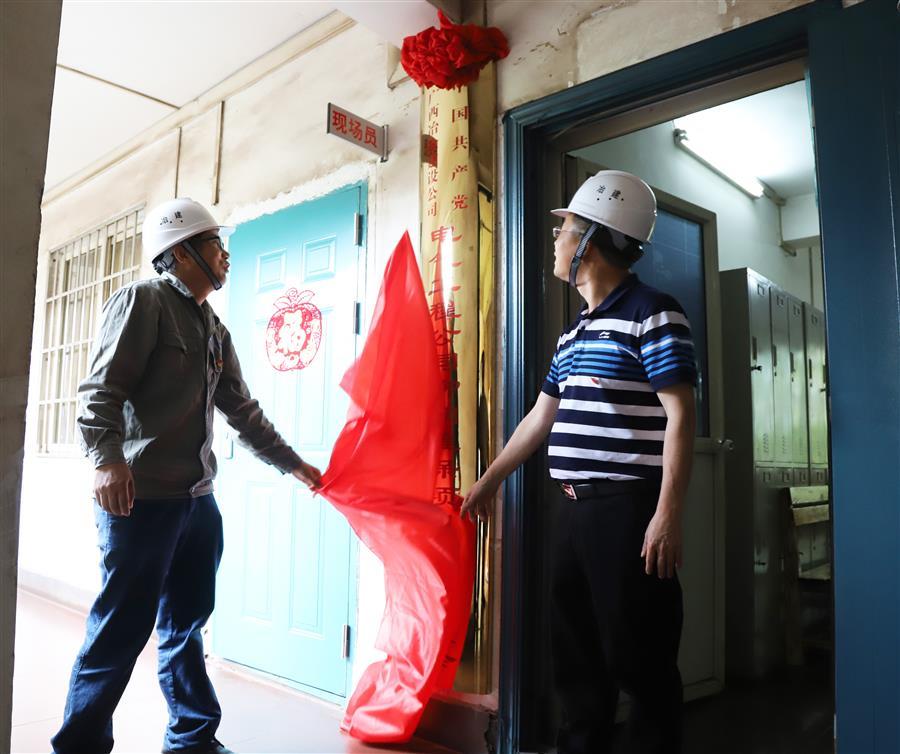 医生掀开奶罩边躁边狠狠躁视频