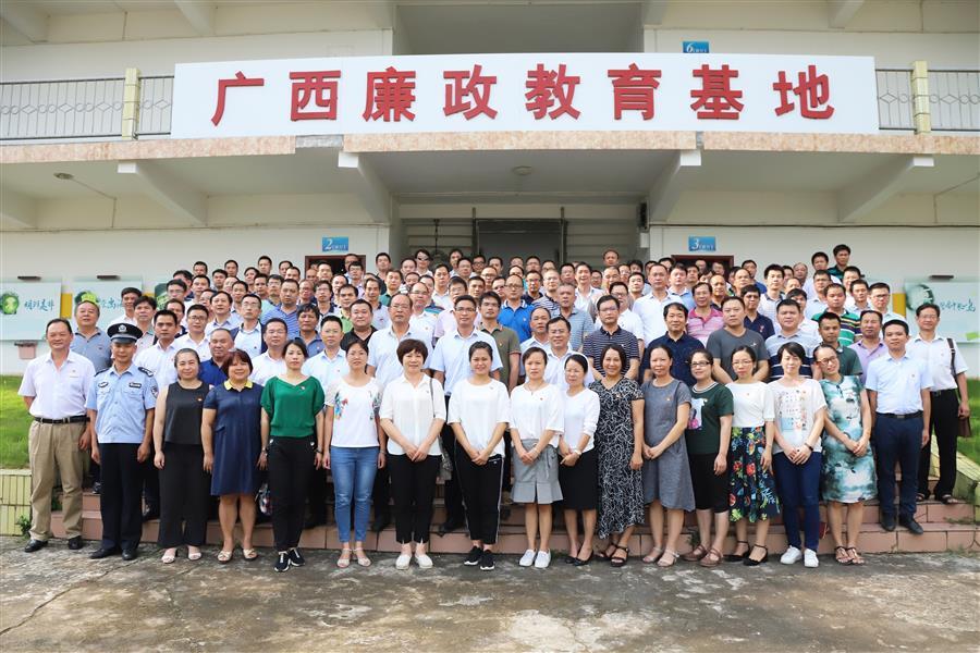 医生掀开奶罩边躁边狠狠躁视频