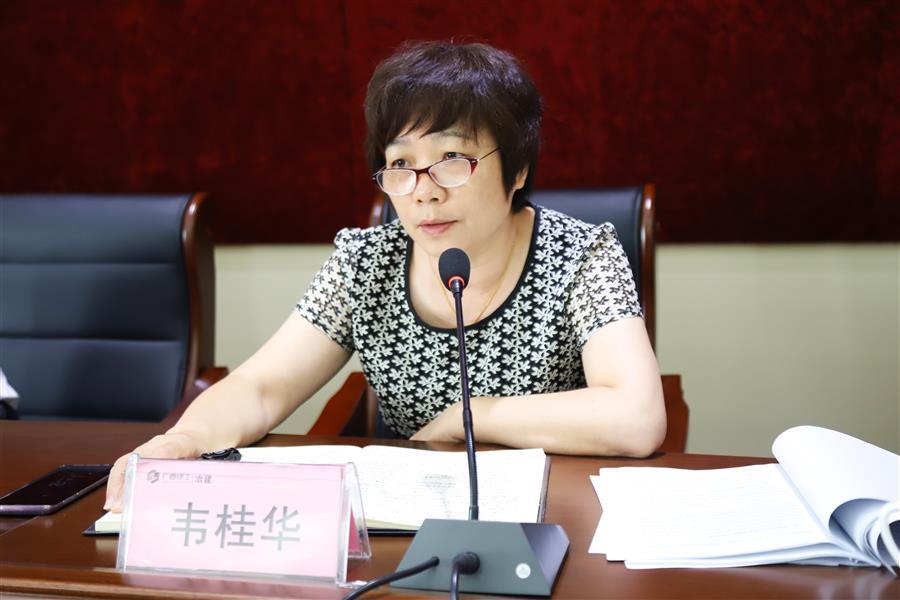 医生掀开奶罩边躁边狠狠躁视频