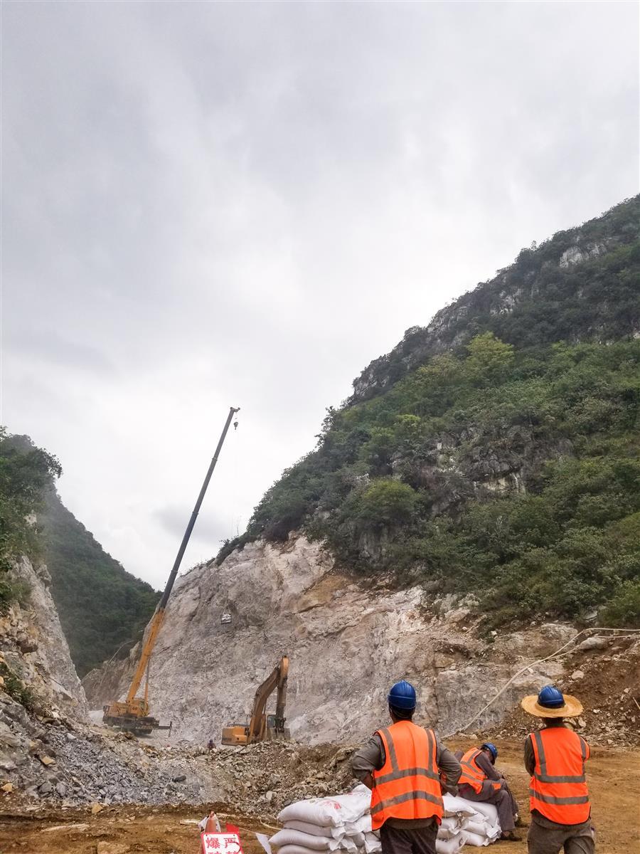 医生掀开奶罩边躁边狠狠躁视频