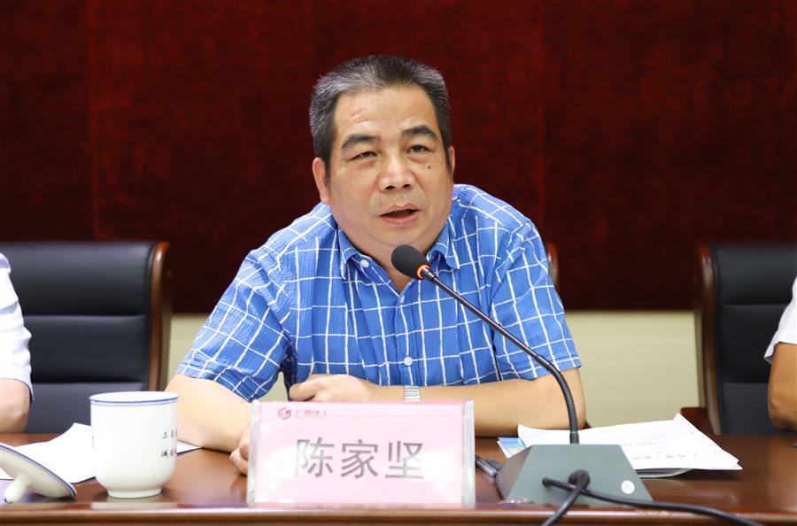 医生掀开奶罩边躁边狠狠躁视频