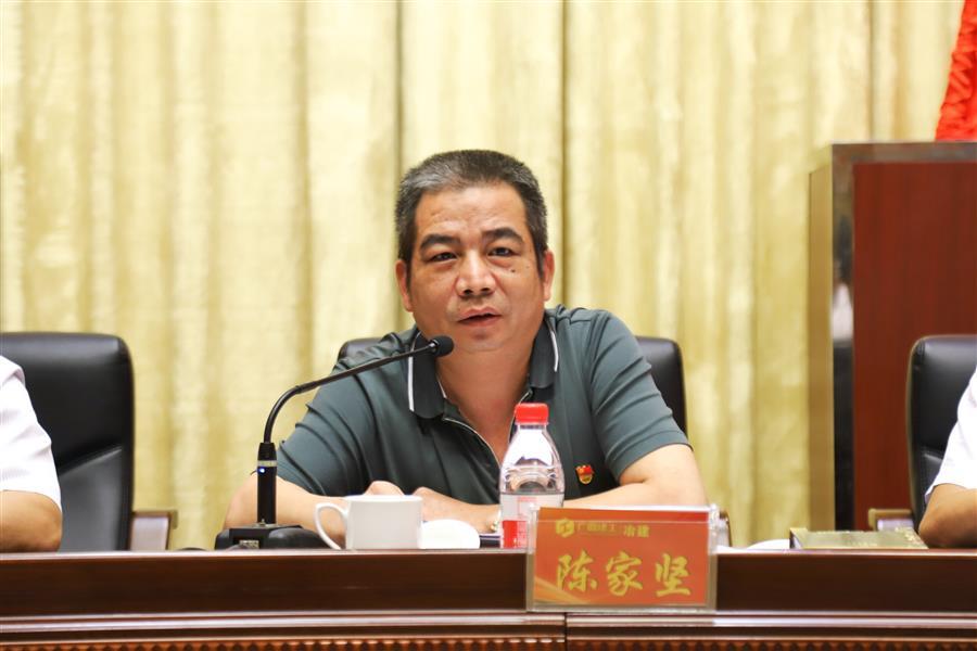 医生掀开奶罩边躁边狠狠躁视频