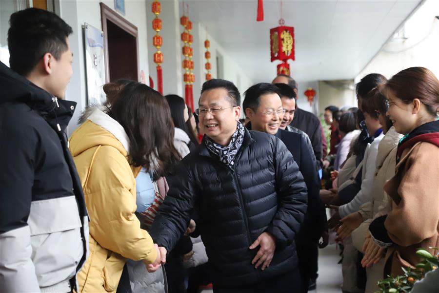 医生掀开奶罩边躁边狠狠躁视频