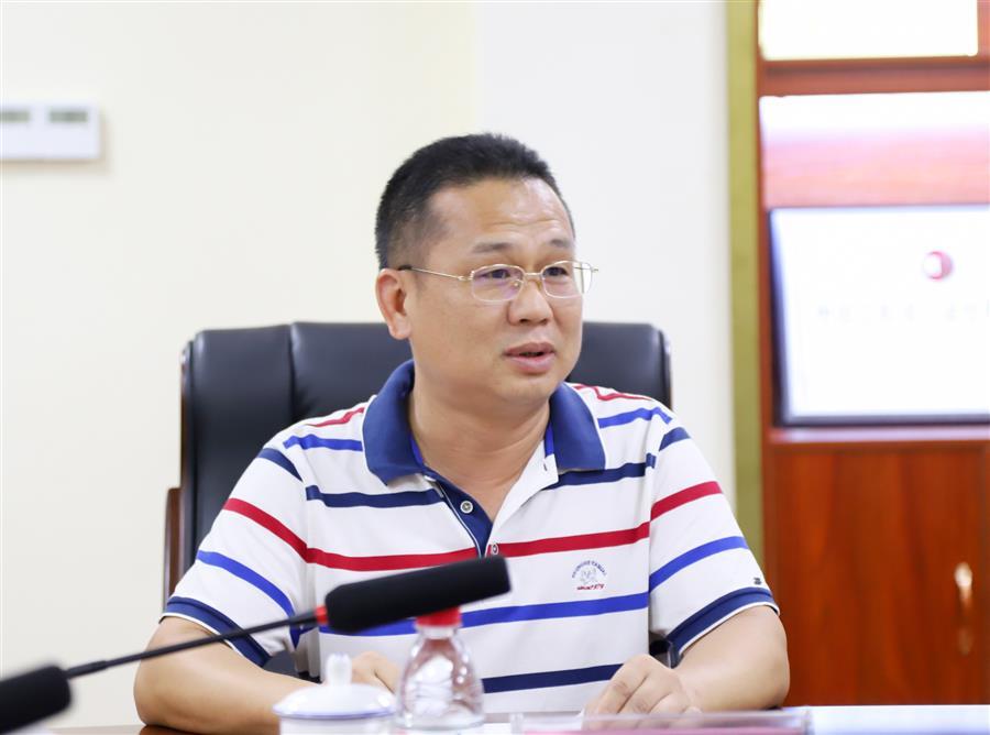 医生掀开奶罩边躁边狠狠躁视频