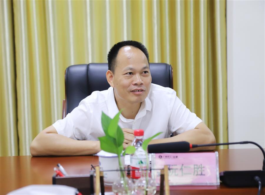 医生掀开奶罩边躁边狠狠躁视频
