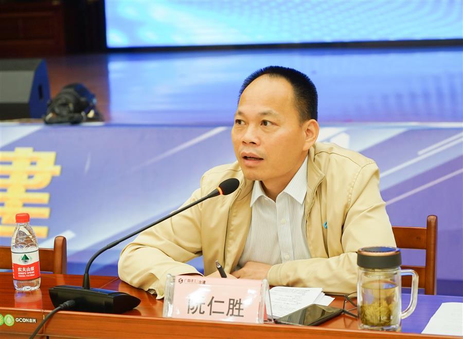 医生掀开奶罩边躁边狠狠躁视频