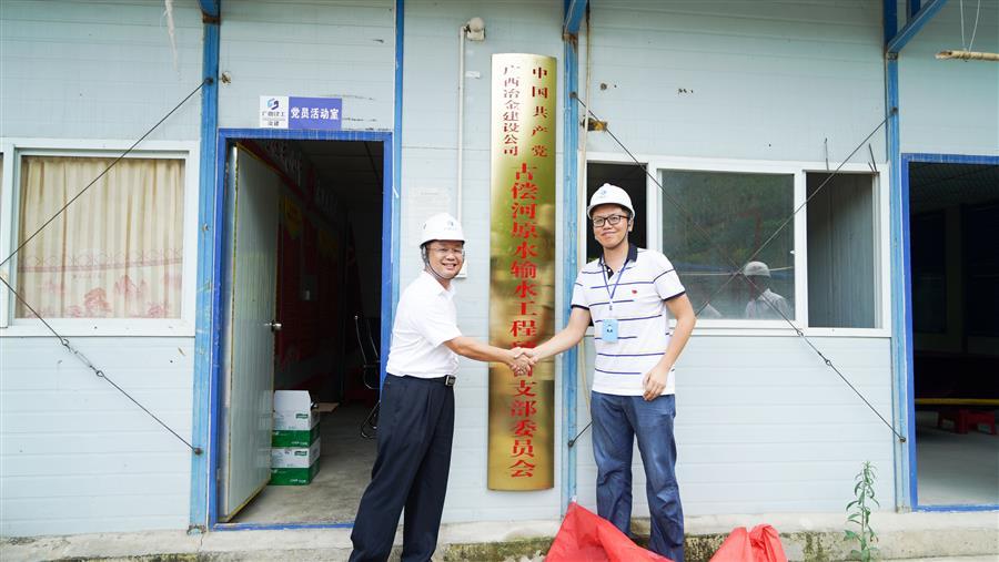 医生掀开奶罩边躁边狠狠躁视频