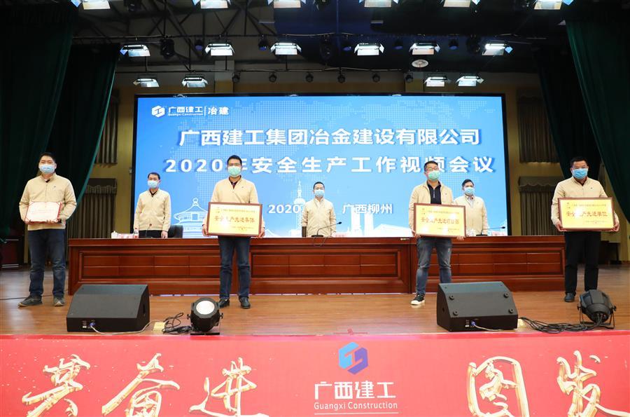 医生掀开奶罩边躁边狠狠躁视频
