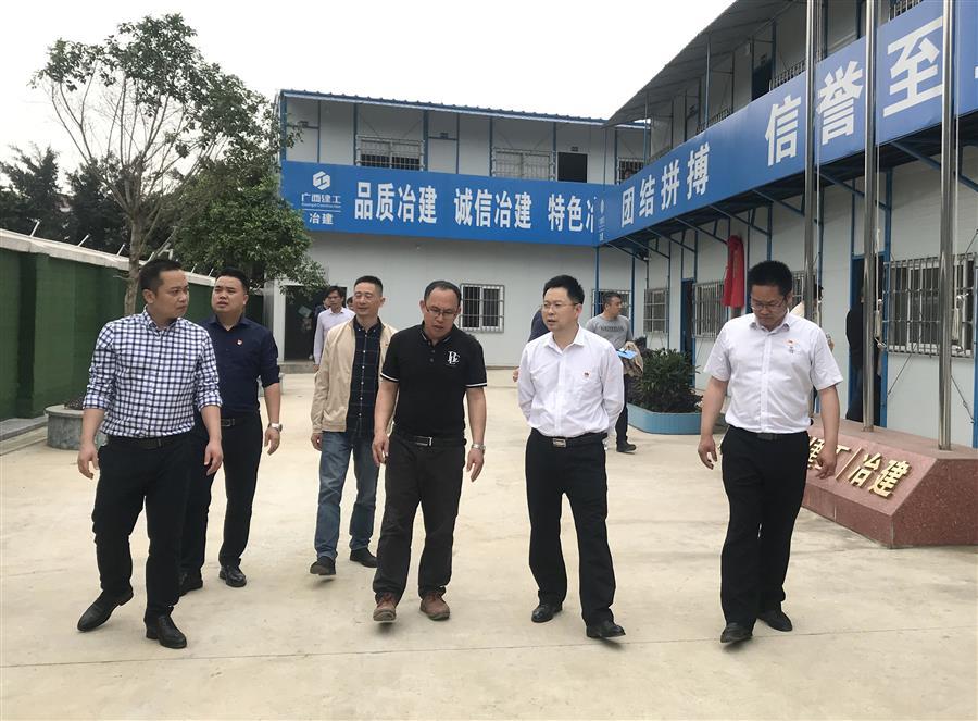 医生掀开奶罩边躁边狠狠躁视频