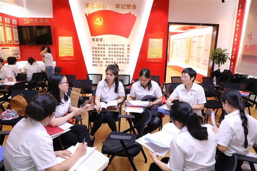 医生掀开奶罩边躁边狠狠躁视频