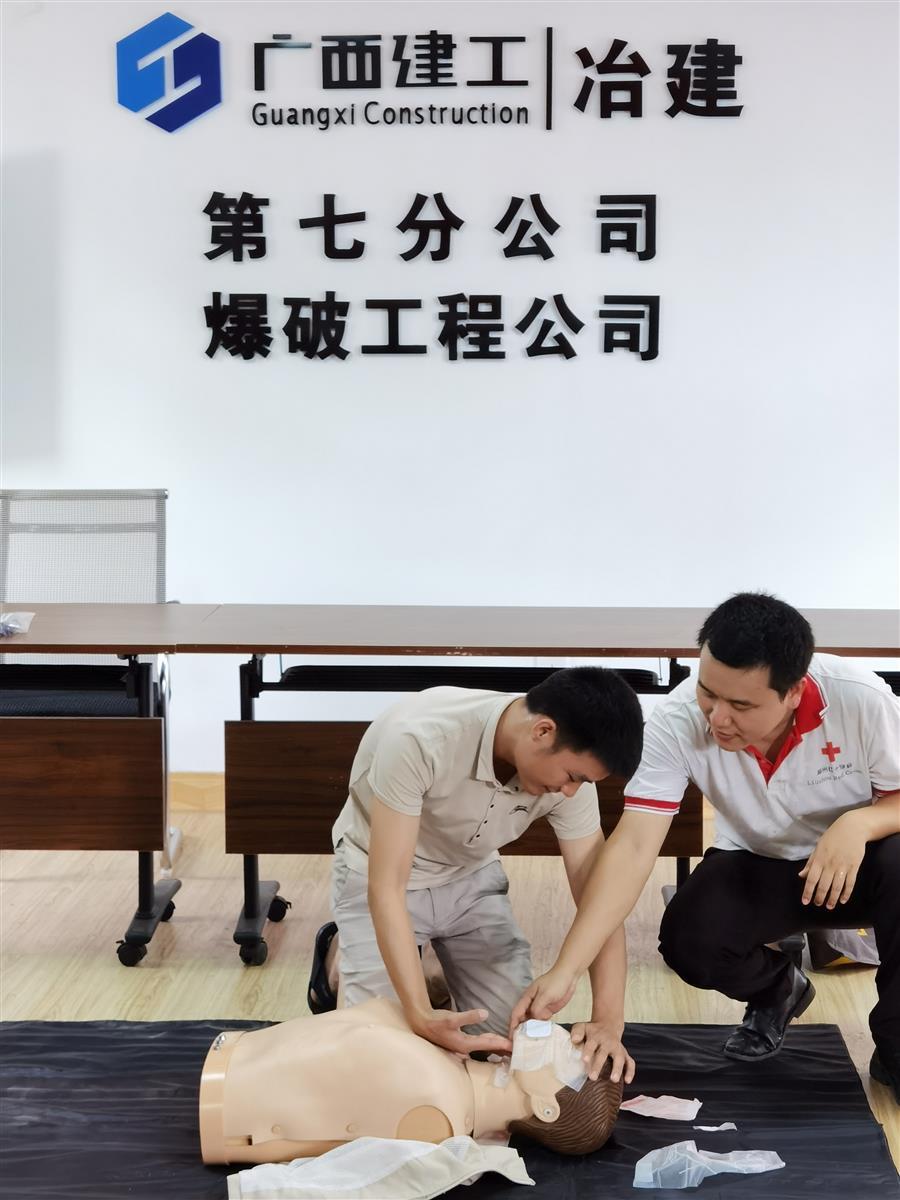 医生掀开奶罩边躁边狠狠躁视频