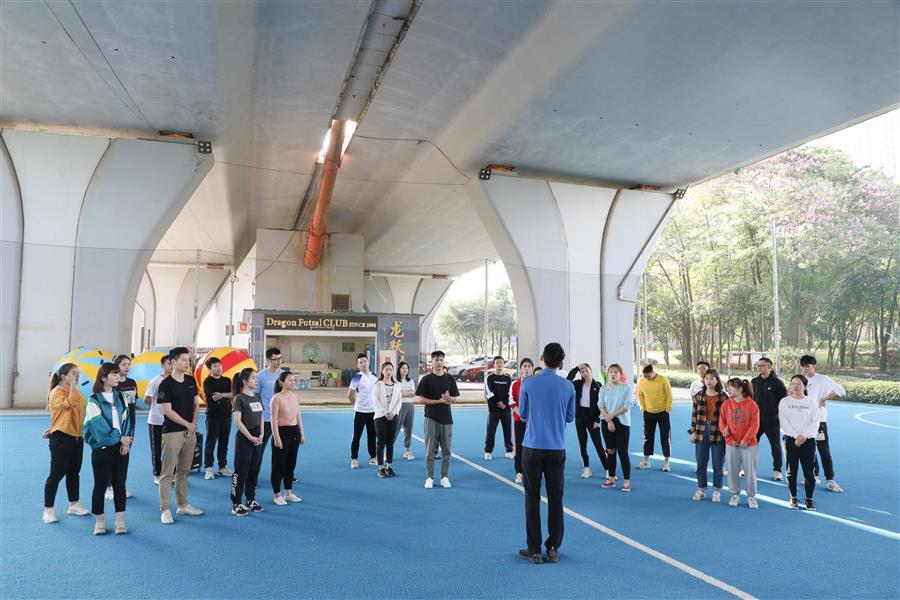 医生掀开奶罩边躁边狠狠躁视频