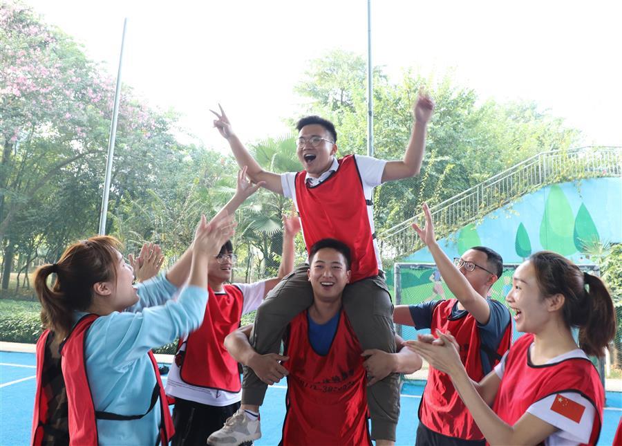 医生掀开奶罩边躁边狠狠躁视频