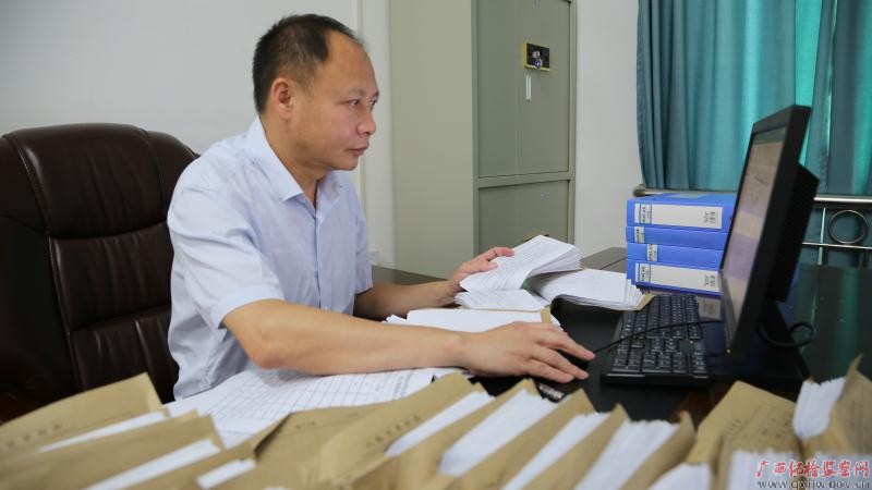 医生掀开奶罩边躁边狠狠躁视频