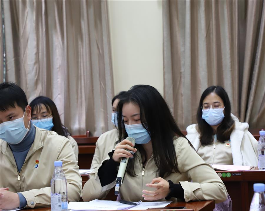 医生掀开奶罩边躁边狠狠躁视频