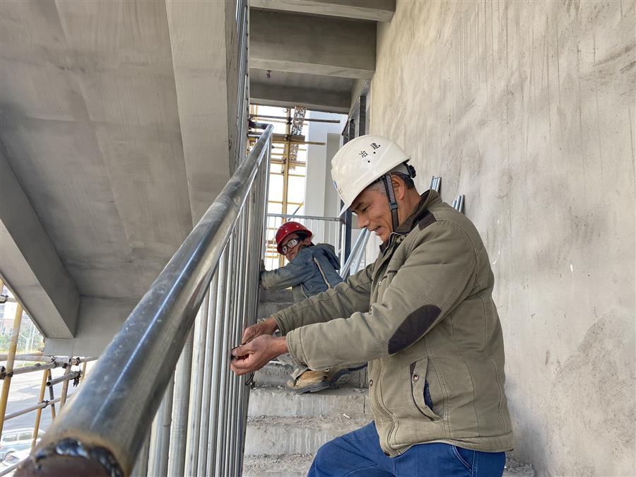 医生掀开奶罩边躁边狠狠躁视频