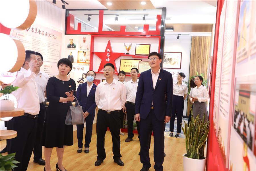 医生掀开奶罩边躁边狠狠躁视频