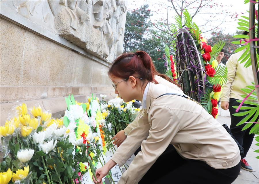 医生掀开奶罩边躁边狠狠躁视频