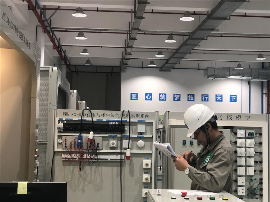 医生掀开奶罩边躁边狠狠躁视频