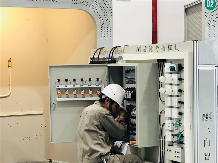 医生掀开奶罩边躁边狠狠躁视频