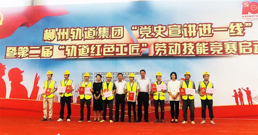 医生掀开奶罩边躁边狠狠躁视频