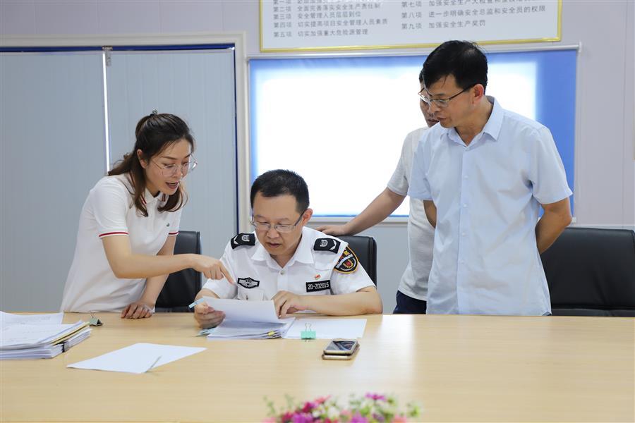 医生掀开奶罩边躁边狠狠躁视频