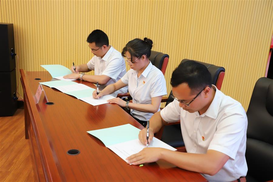 医生掀开奶罩边躁边狠狠躁视频