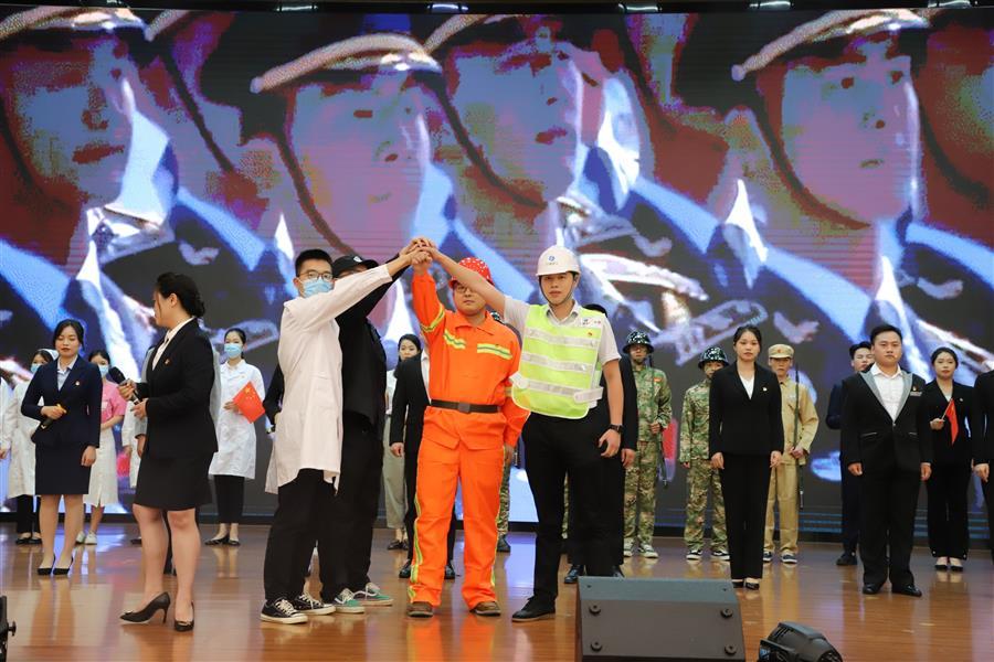 医生掀开奶罩边躁边狠狠躁视频