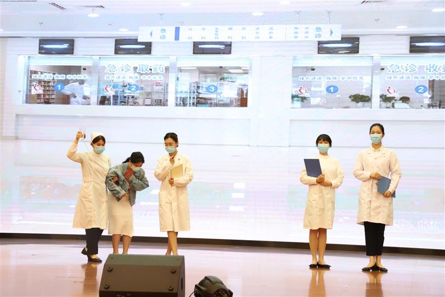 医生掀开奶罩边躁边狠狠躁视频