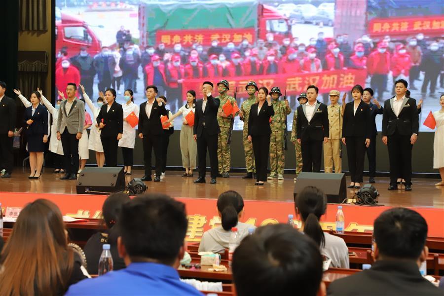 医生掀开奶罩边躁边狠狠躁视频