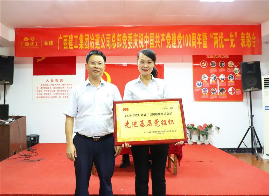 医生掀开奶罩边躁边狠狠躁视频