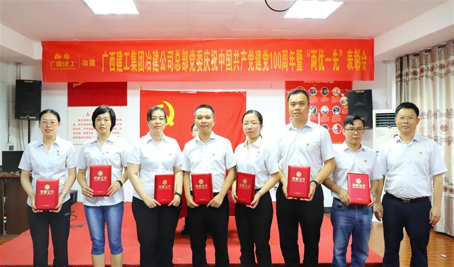 医生掀开奶罩边躁边狠狠躁视频