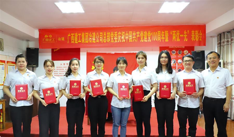 医生掀开奶罩边躁边狠狠躁视频