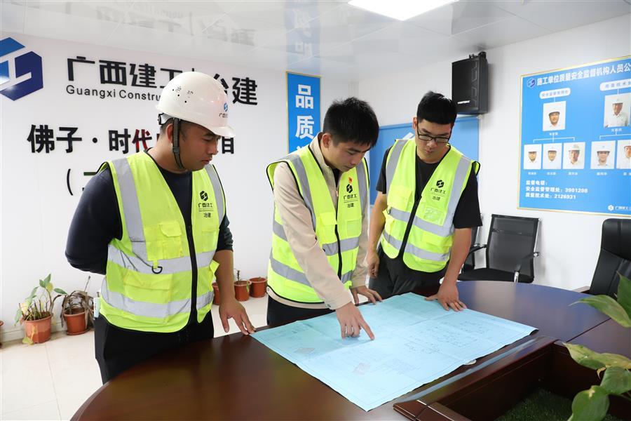 医生掀开奶罩边躁边狠狠躁视频