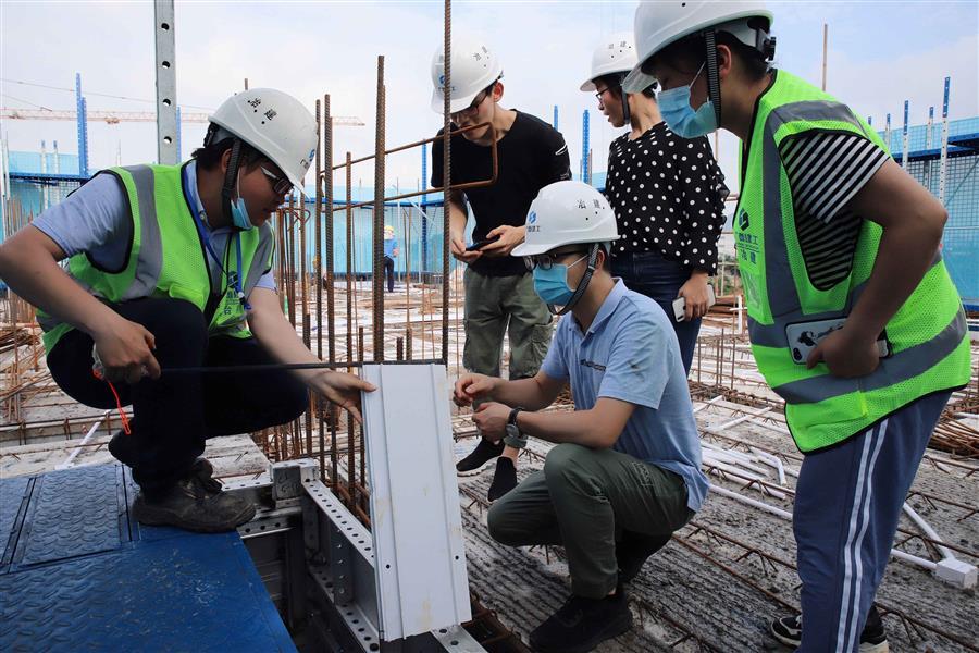 医生掀开奶罩边躁边狠狠躁视频