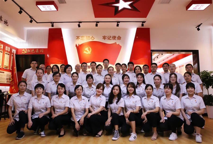 医生掀开奶罩边躁边狠狠躁视频