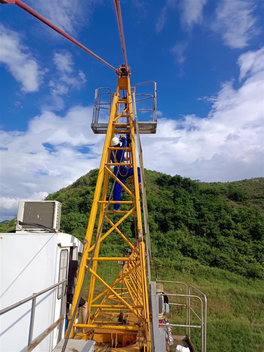 医生掀开奶罩边躁边狠狠躁视频