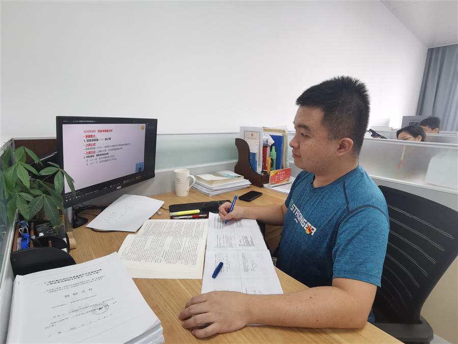 医生掀开奶罩边躁边狠狠躁视频