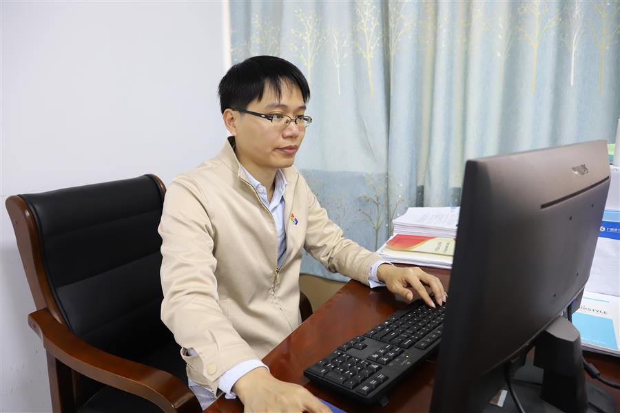 医生掀开奶罩边躁边狠狠躁视频