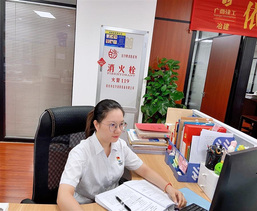 医生掀开奶罩边躁边狠狠躁视频