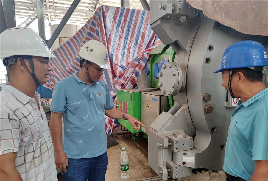 医生掀开奶罩边躁边狠狠躁视频