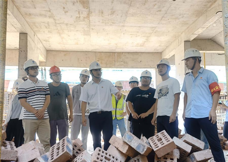 医生掀开奶罩边躁边狠狠躁视频