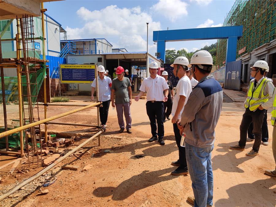 医生掀开奶罩边躁边狠狠躁视频