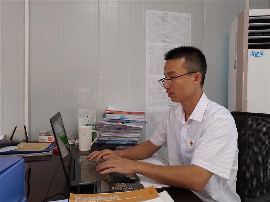 医生掀开奶罩边躁边狠狠躁视频