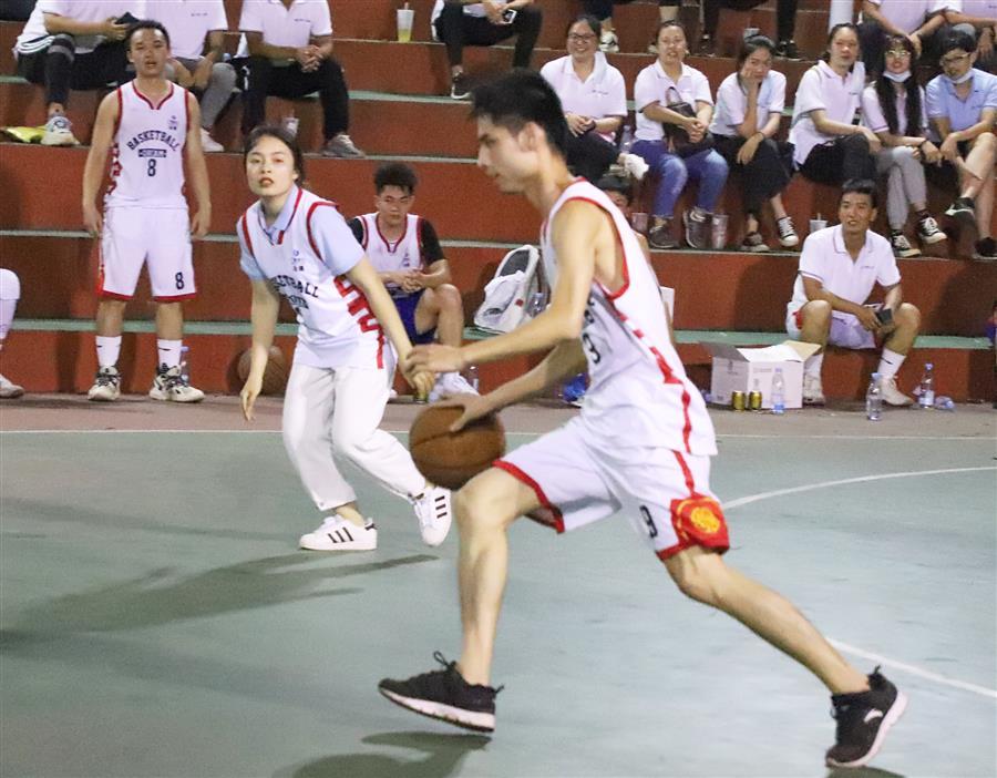 医生掀开奶罩边躁边狠狠躁视频